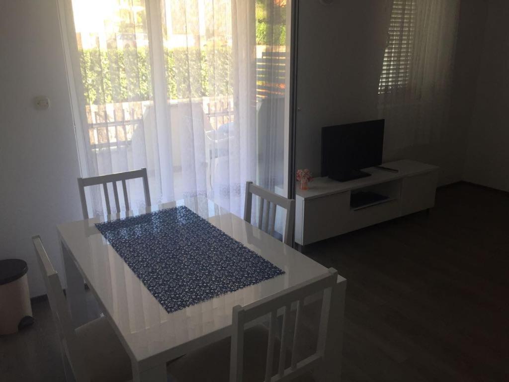 Apartmani Ana Malinska Ngoại thất bức ảnh