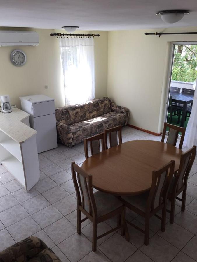 Apartmani Ana Malinska Ngoại thất bức ảnh