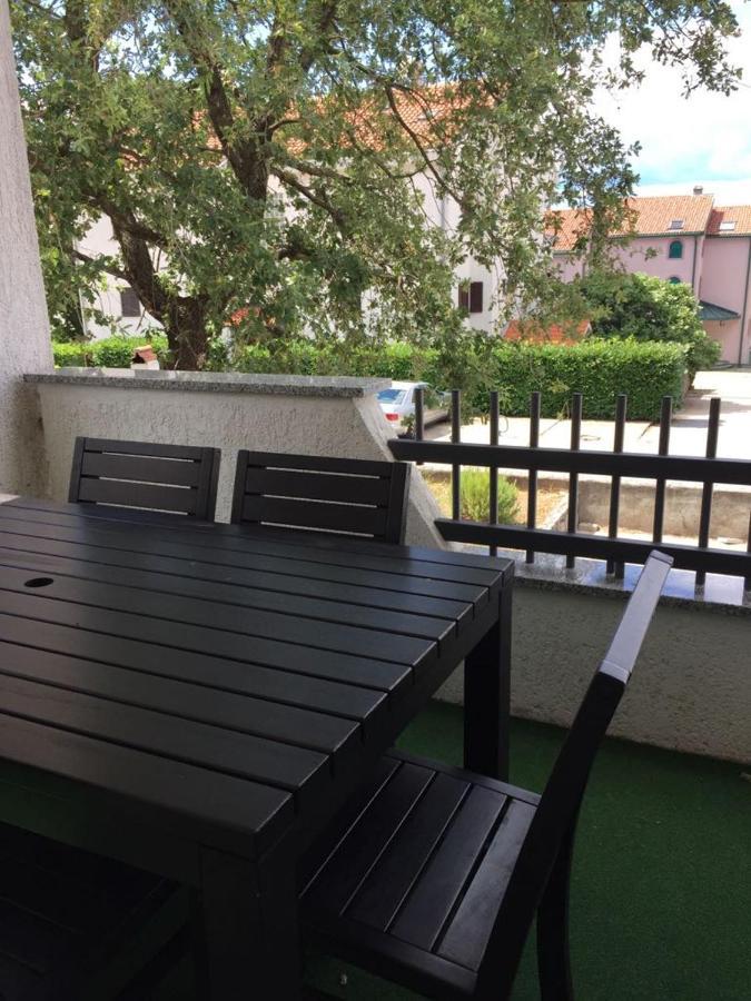 Apartmani Ana Malinska Ngoại thất bức ảnh