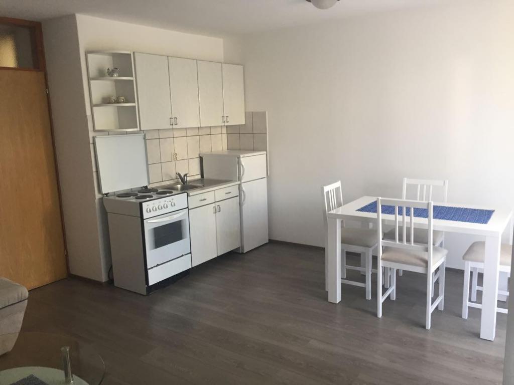 Apartmani Ana Malinska Ngoại thất bức ảnh