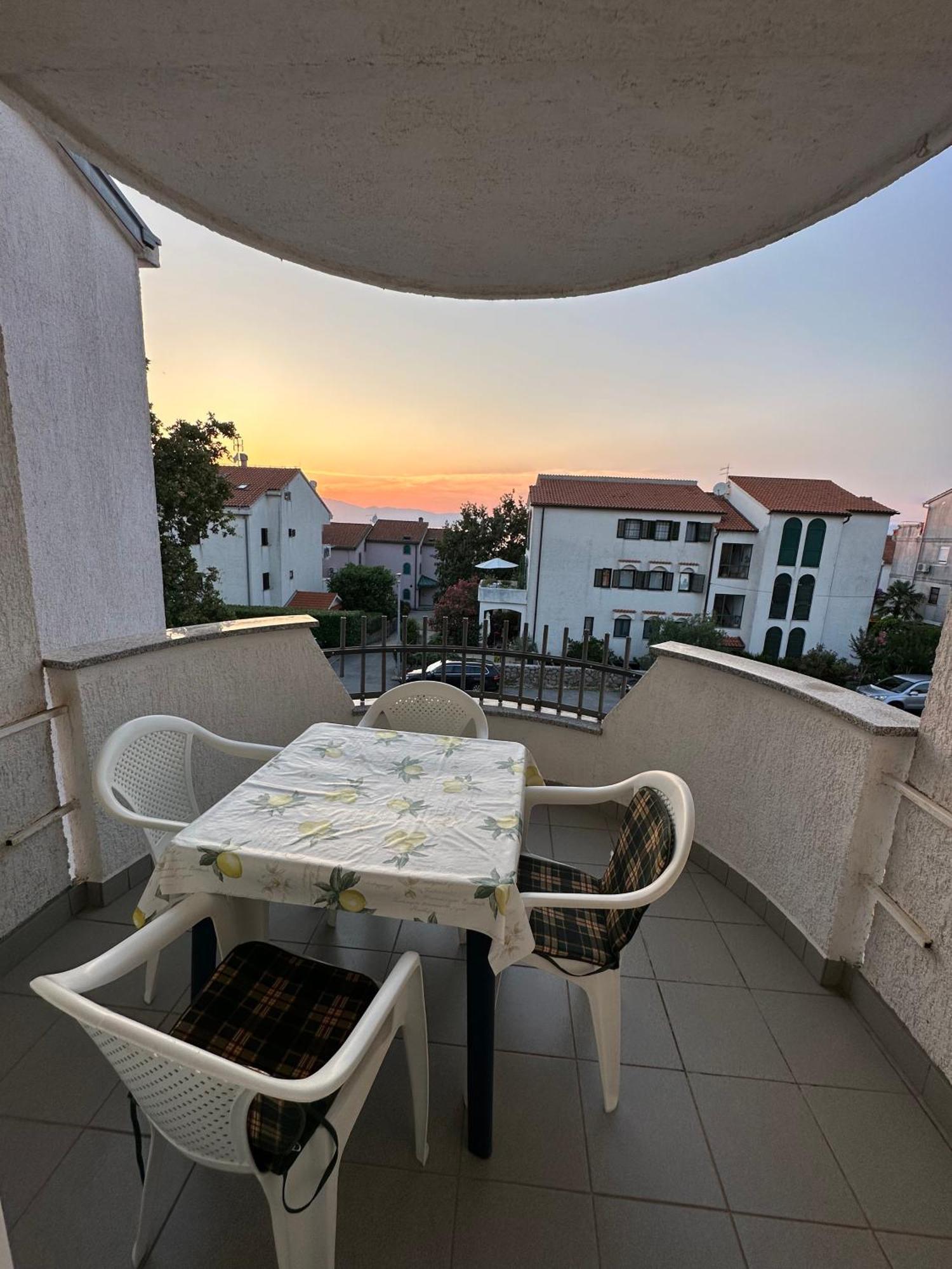 Apartmani Ana Malinska Ngoại thất bức ảnh