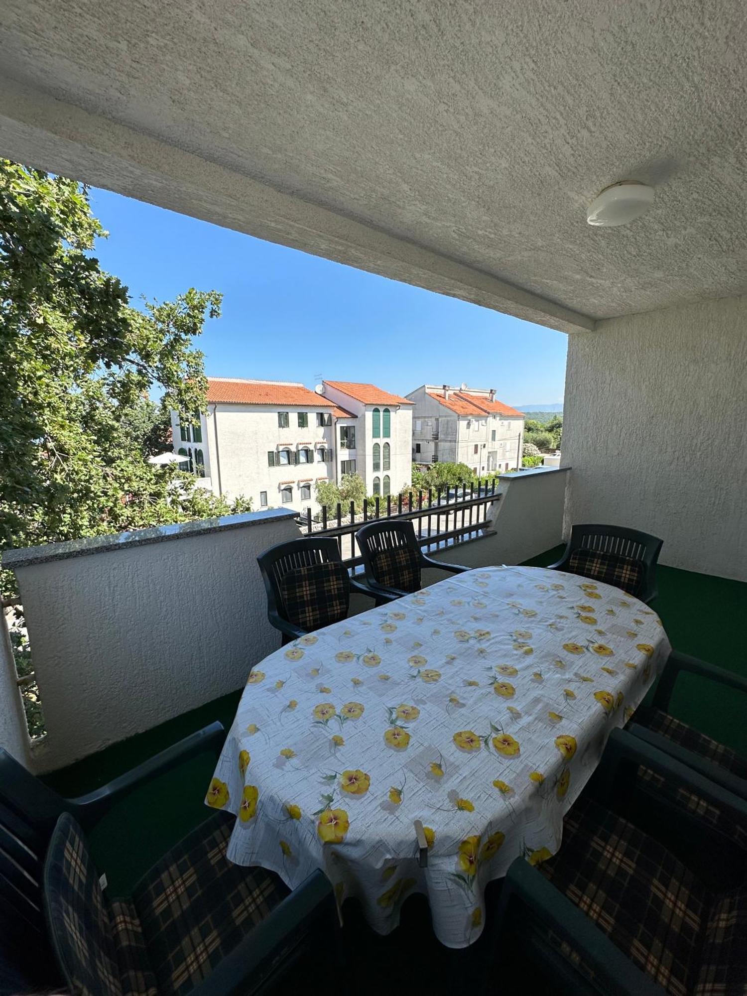 Apartmani Ana Malinska Ngoại thất bức ảnh
